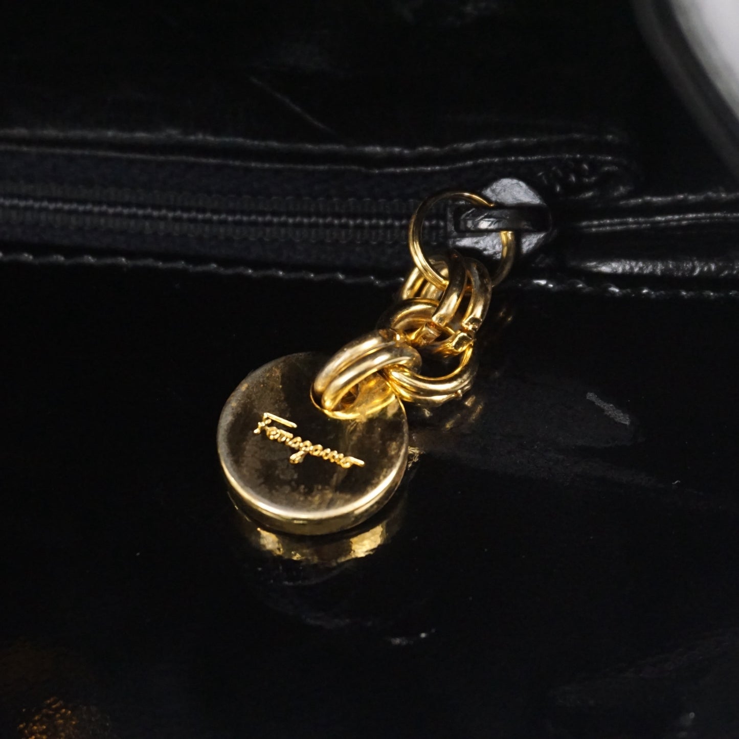 サルヴァトーレ フェラガモ ガンチーニ レザー チェーン 2WAY クラッチ ショルダーバッグ エナメルレザー ブラック P21 0587 ヴィンテージ B26G129